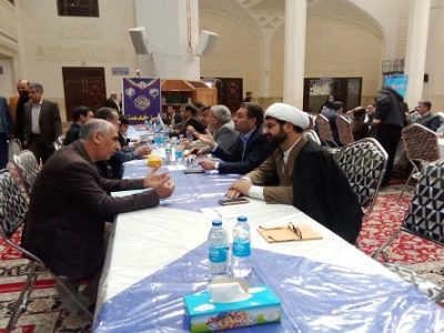 میز خدمت اداره کل تبلیغات اسلامی فارس در حرم شاهچراغ(ع) به مناسبت دهه فجر