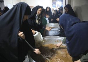 پخت بزرگ‌ترین حلوای نذری شهر شیراز در حرم مطهر حضرت علی‌بن‌حمزه (ع)