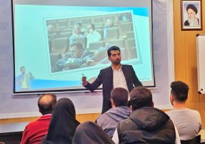 توهم میکروفون؛ وقتی مدیر فکر میکند چون میکروفون دارد، پس سخنران خوبی است