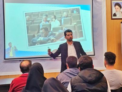 توهم میکروفون؛ وقتی مدیر فکر میکند چون میکروفون دارد، پس سخنران خوبی است